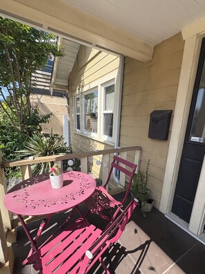 Outdoor dining - Royal Palms Long Beach Bungalow (Long Beach)
