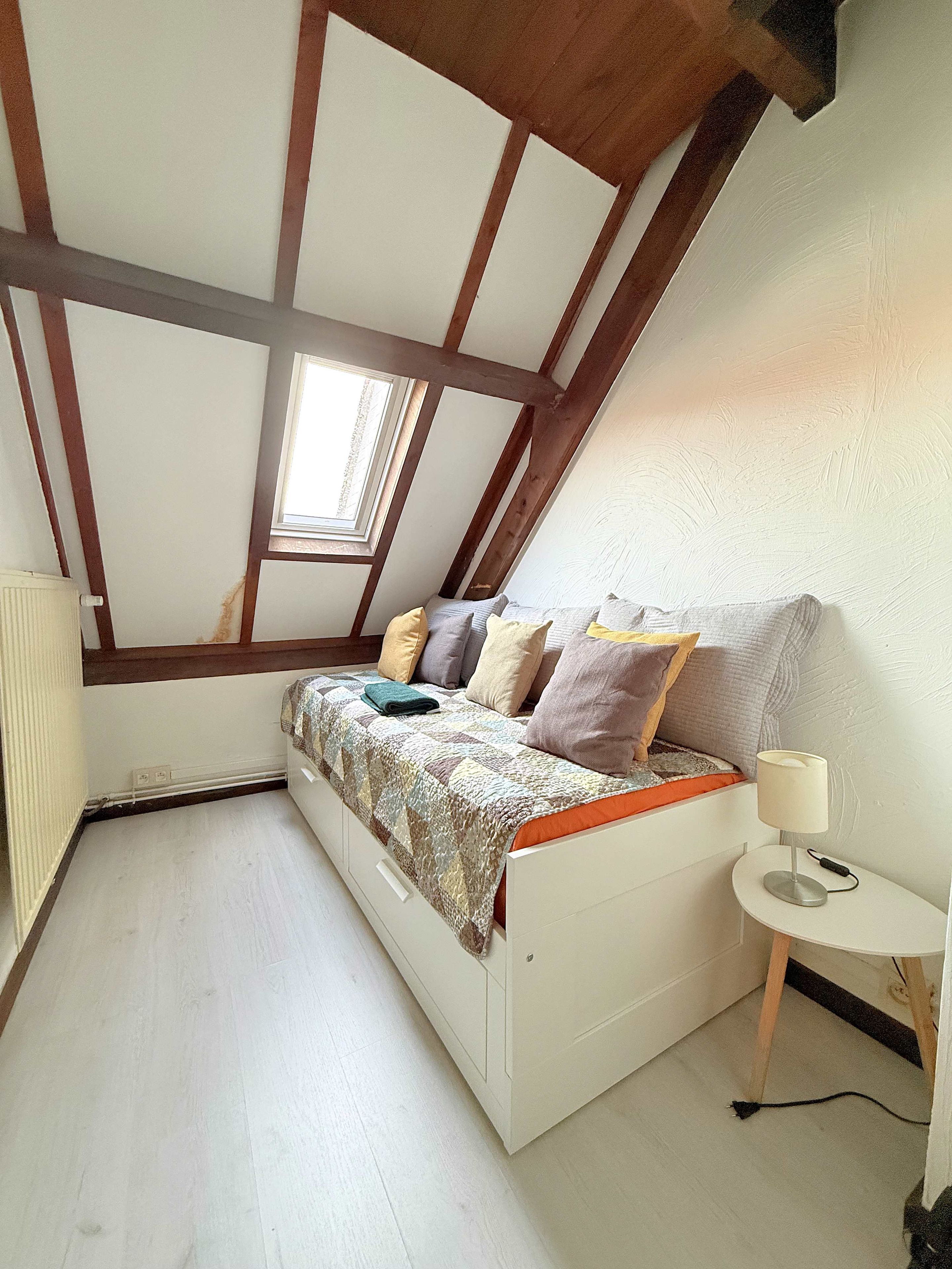 3 slaapkamers, een strijkplank/strijkijzer, reisbedje, beddengoed
