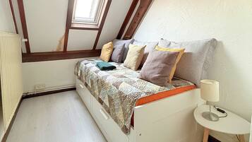 3 slaapkamers, een strijkplank/strijkijzer, reisbedje, beddengoed