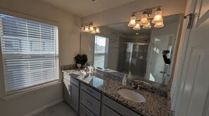 Hair dryer, towels, soap, toilet paper - Best located house in Orlando Fl (Orlando)