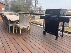 Outdoor dining - 10BR Lakehouse Sleeps 30| Hot Tub & Beach |Pontoon #4 (New Lisbon)