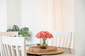 Dining - Kingsford Cottage, Walk to Beach, Dog Friendly (Victor Harbor)