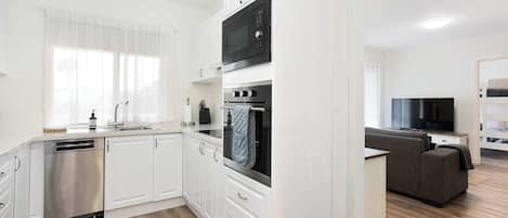 Frigorífico, microondas, horno y placa de cocina