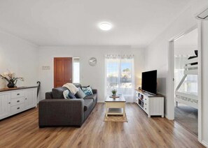 TV, offices - Kingsford Cottage, Walk to Beach, Dog Friendly (Victor Harbor)