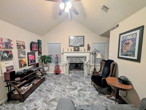 Interior - Rock Scene Boutique House, Metrorail leads to FIFA fan fest & World Cup (Houston)