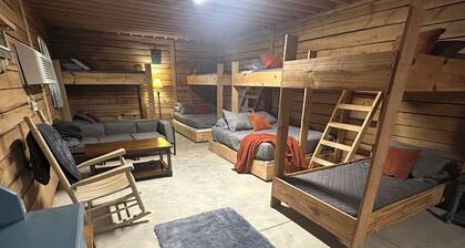 Unique Bunkhouse. Sleeps up to 10. Direct Access to Brimstone Trails