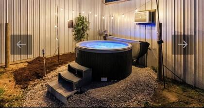 3 Bedroom Cabin. Sleeps up to 9. Direct Access to Brimstone. Hot Tubs