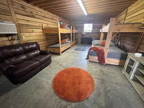 Room - Unique Bunkhouse. Sleeps up to 10. Direct Access to Brimstone Trails (Huntsville)