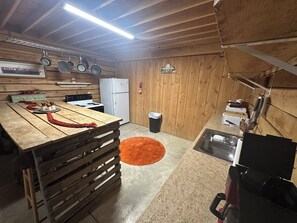 Private kitchen - Unique Bunkhouse. Sleeps up to 10. Direct Access to Brimstone Trails (Huntsville)