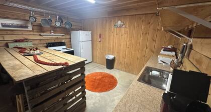 Unique Bunkhouse. Sleeps up to 10. Direct Access to Brimstone Trails