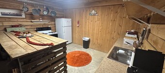 Unique Bunkhouse. Sleeps up to 10. Direct Access to Brimstone Trails