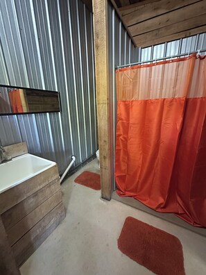 Bathroom - Unique Bunkhouse. Sleeps up to 10. Direct Access to Brimstone Trails (Huntsville)