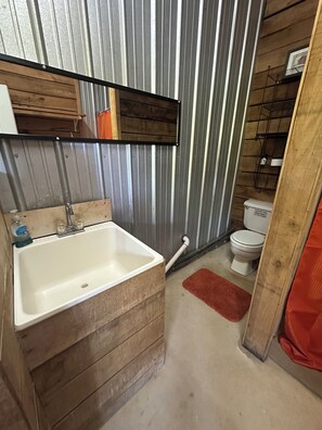 Bathroom - Unique Bunkhouse. Sleeps up to 10. Direct Access to Brimstone Trails (Huntsville)