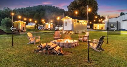 3 Bedroom Cabin - Outdoor Living Room - Access to Brimstone - Hot Tubs -Fire Pit