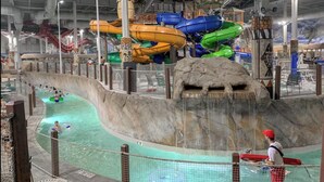 Un parc aquatique intérieur doté de plusieurs toboggans et d’un espace piscine.