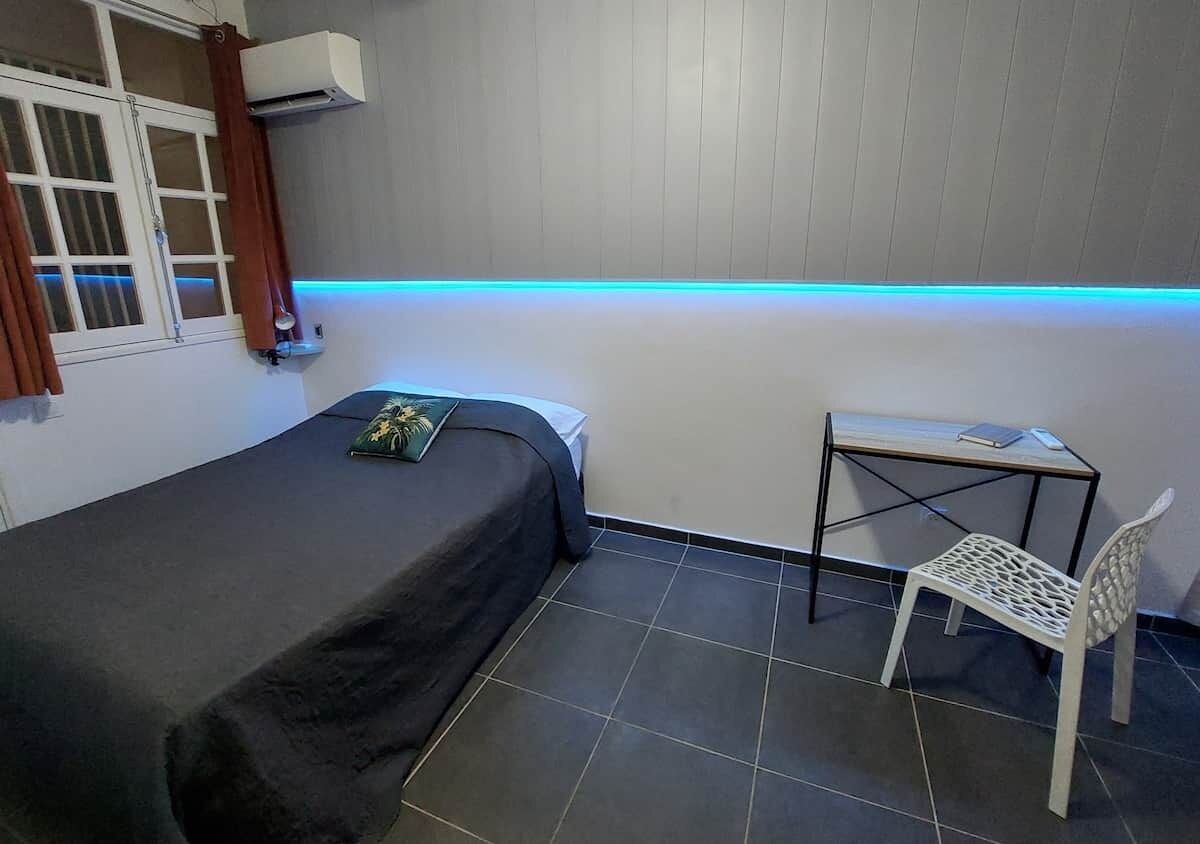 1 habitación, escritorio, tabla de planchar con plancha y wifi gratis 