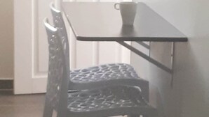 Ein kleiner Essbereich mit Tisch und Stuhl.