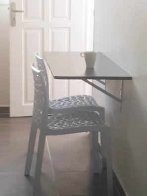 Ein kleiner Essbereich mit Tisch und Stuhl.