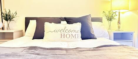 Tabla de planchar con plancha, wifi y ropa de cama