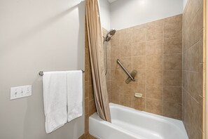 Haartrockner, Handtücher, Seife, Toilettenpapier