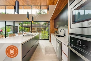 Private kitchen - Spacious 4-bedroom villa with AC in tranquil Tamarindo (Tamarindo)