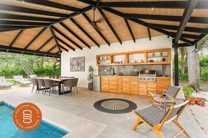 Outdoor dining - Spacious 4-bedroom villa with AC in tranquil Tamarindo (Tamarindo)