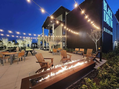 Outdoor dining. Relaxing Place to Stay, Large 2BR, Near the Beach