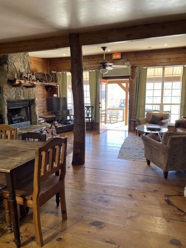 King Lodge Room 1  in perfect Parrottsville TN