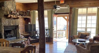 King Lodge Room 1 in perfect Parrottsville TN
