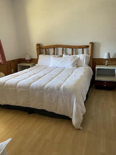 King Lodge Room 1  in perfect Parrottsville TN