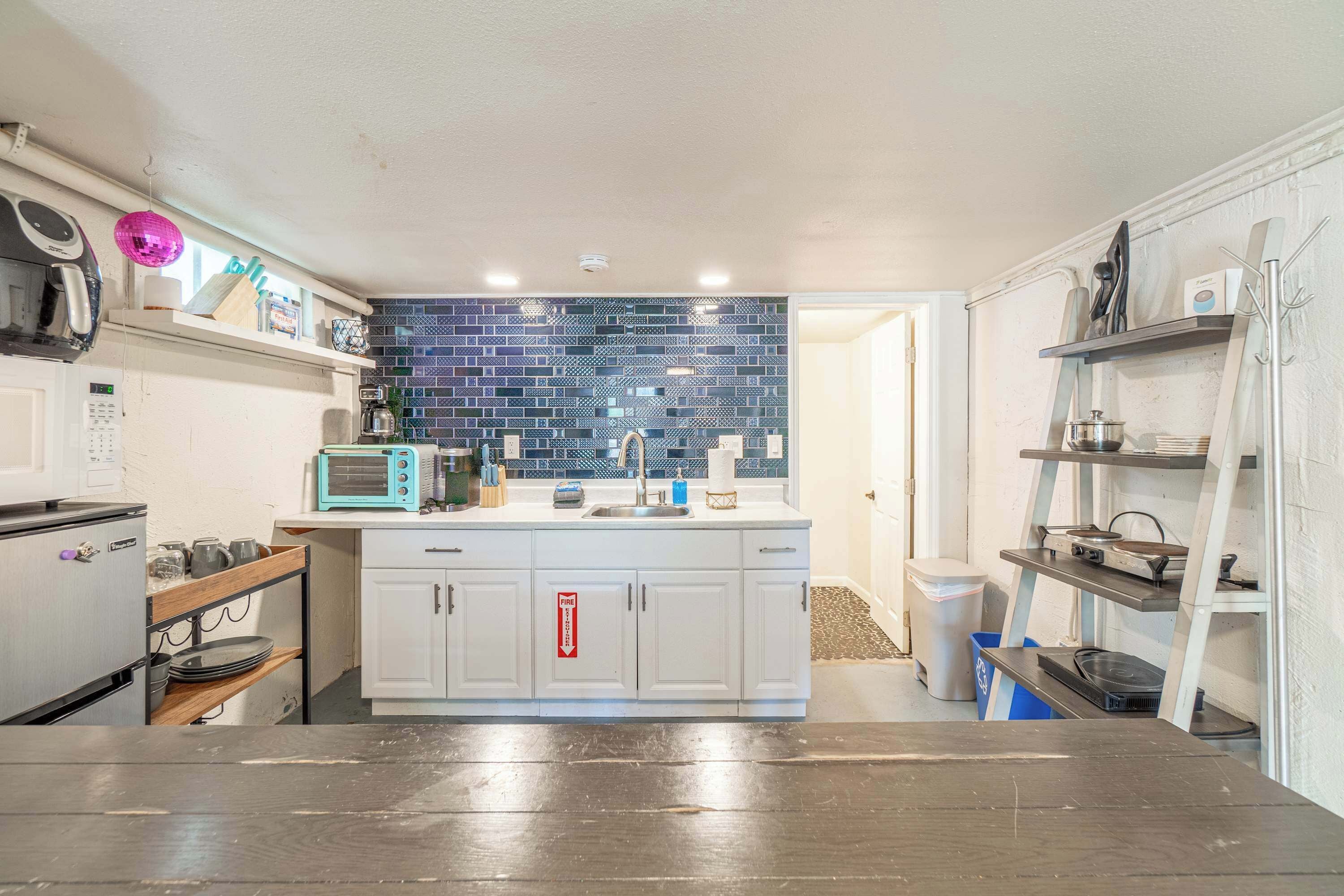 Coffee/tea maker, fridge, microwave, stovetop