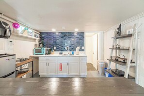 Wasserkocher mit Kaffee-/Teezubehör, Kühlschrank, Mikrowelle, Herdplatte