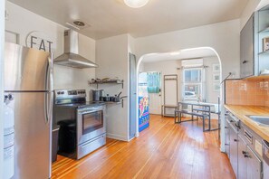 Fridge, microwave, oven, stovetop - Midtown Sanctuary w Pac-Man! (Reno)