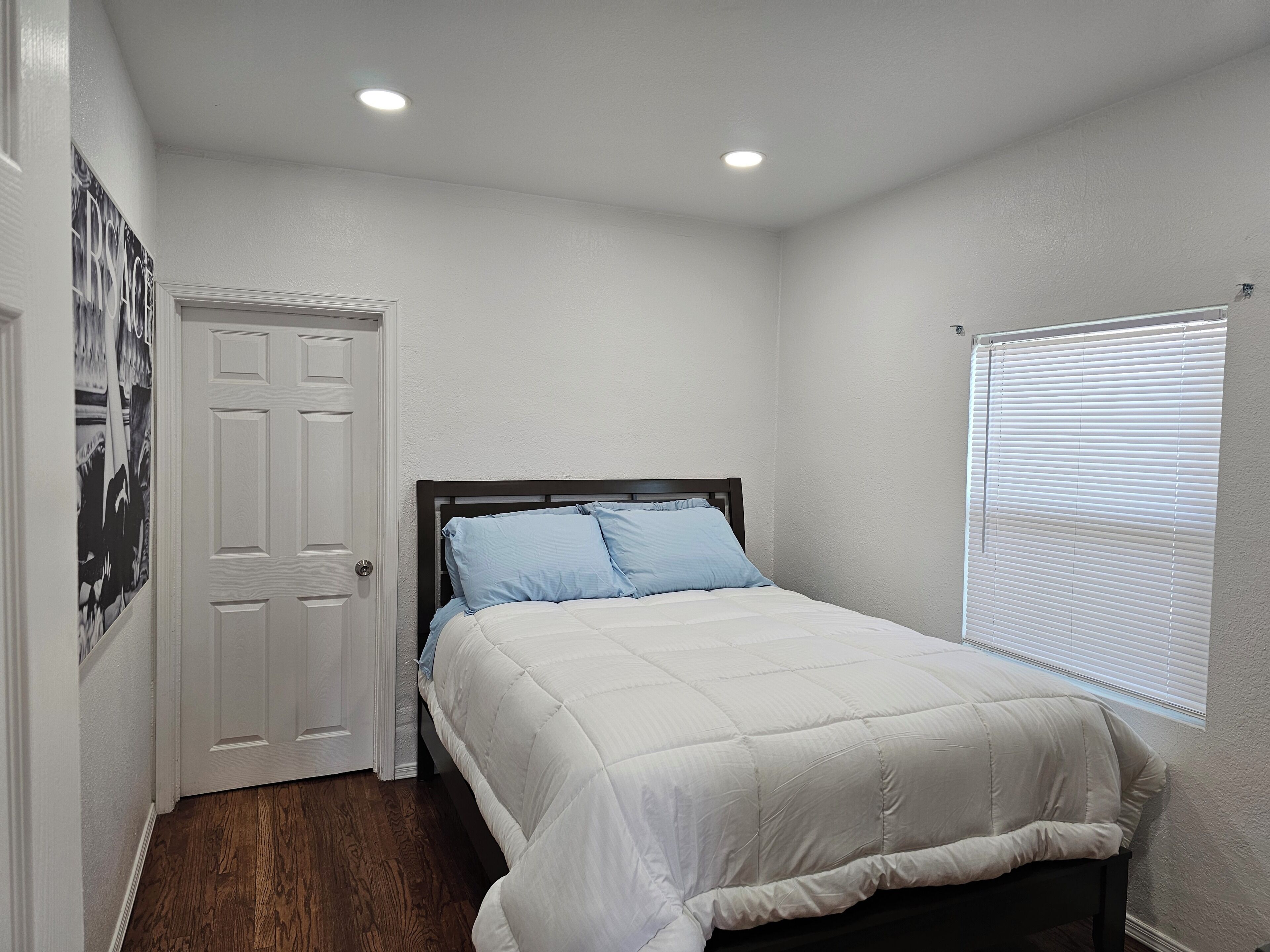 Desk, iron/ironing board, WiFi, bed sheets