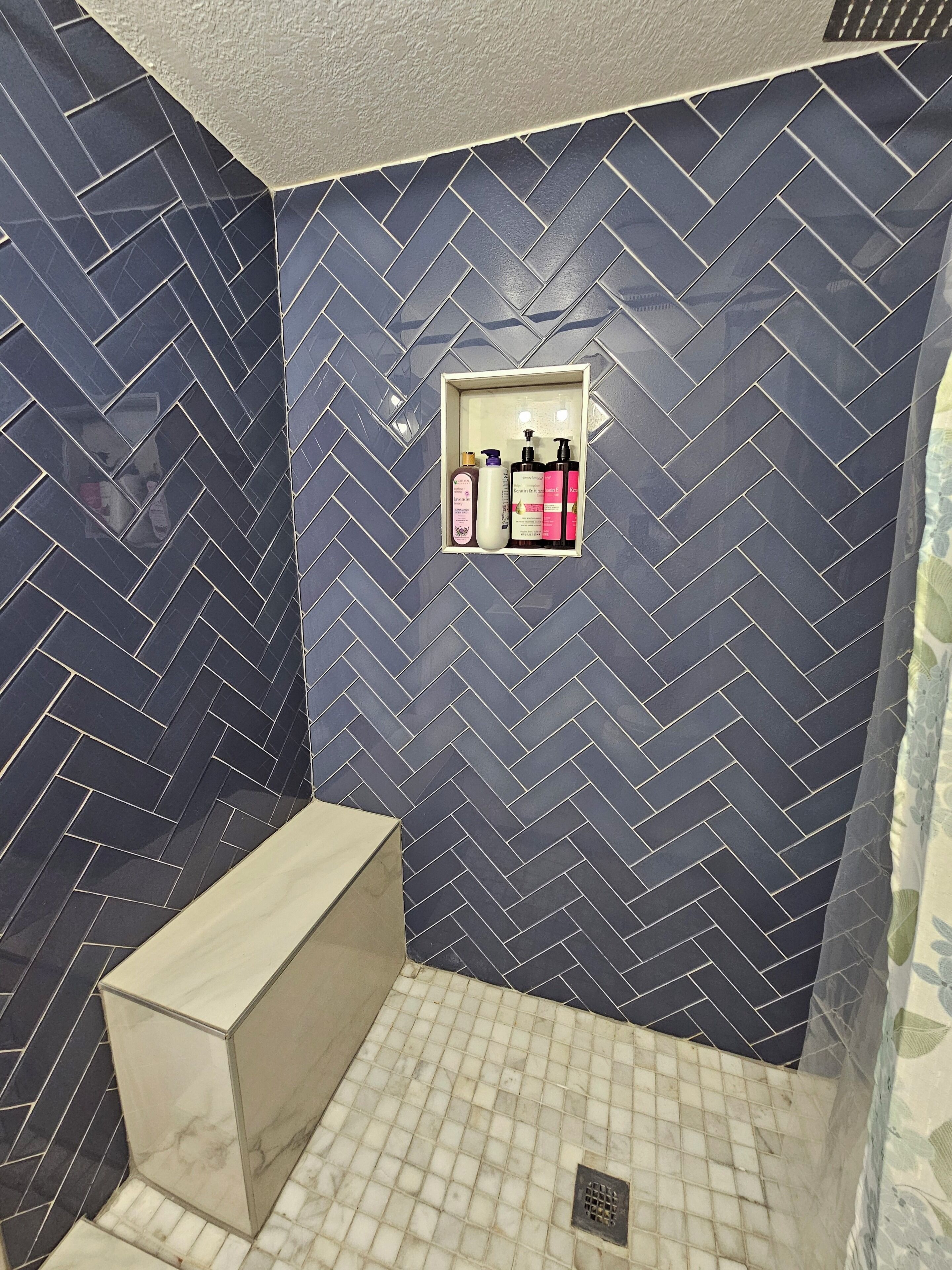 Douche, sèche-cheveux, serviettes fournies, papier toilette
