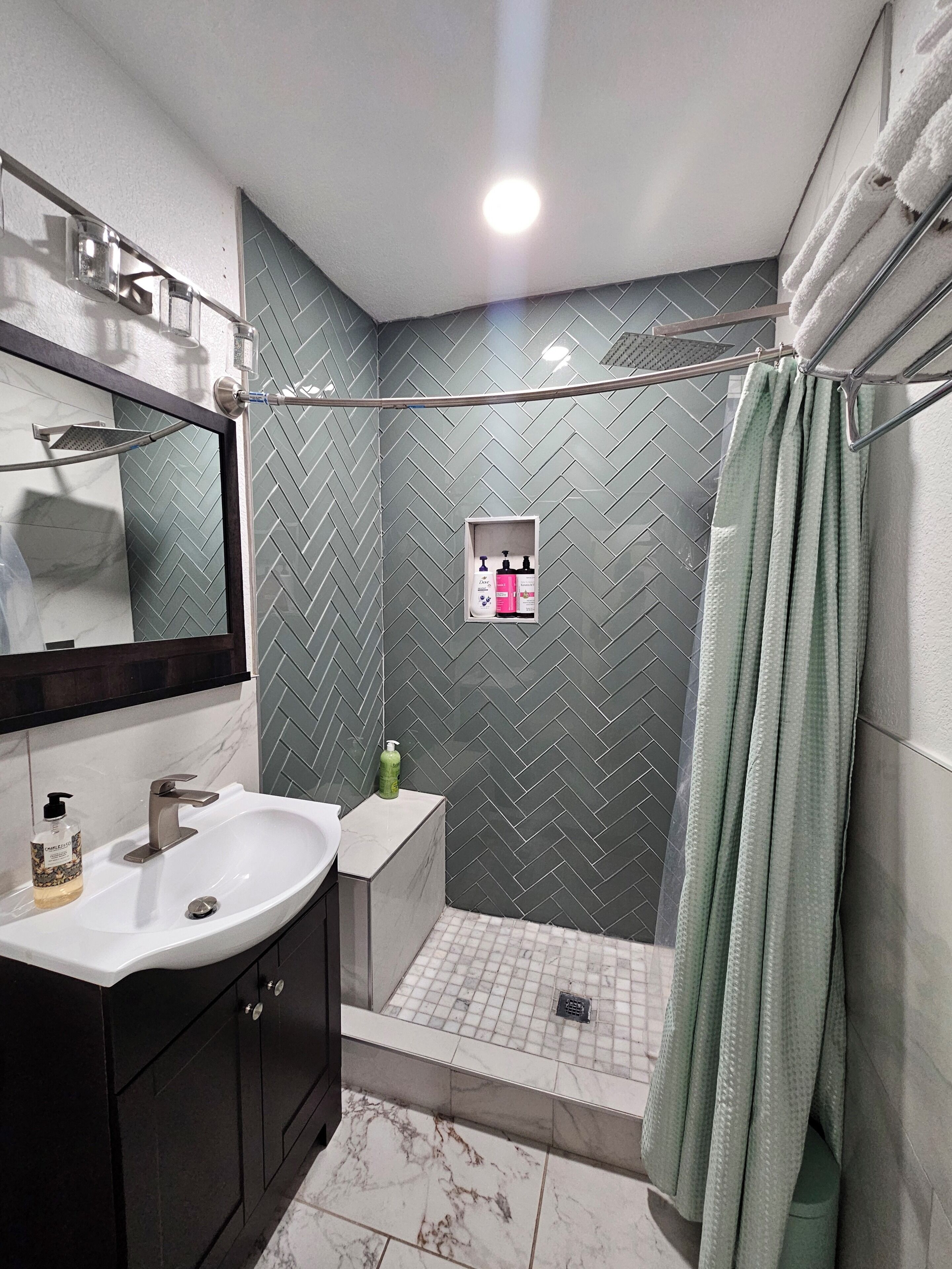 Douche, sèche-cheveux, serviettes fournies, papier toilette