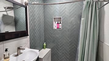 Douche, sèche-cheveux, serviettes fournies, papier toilette