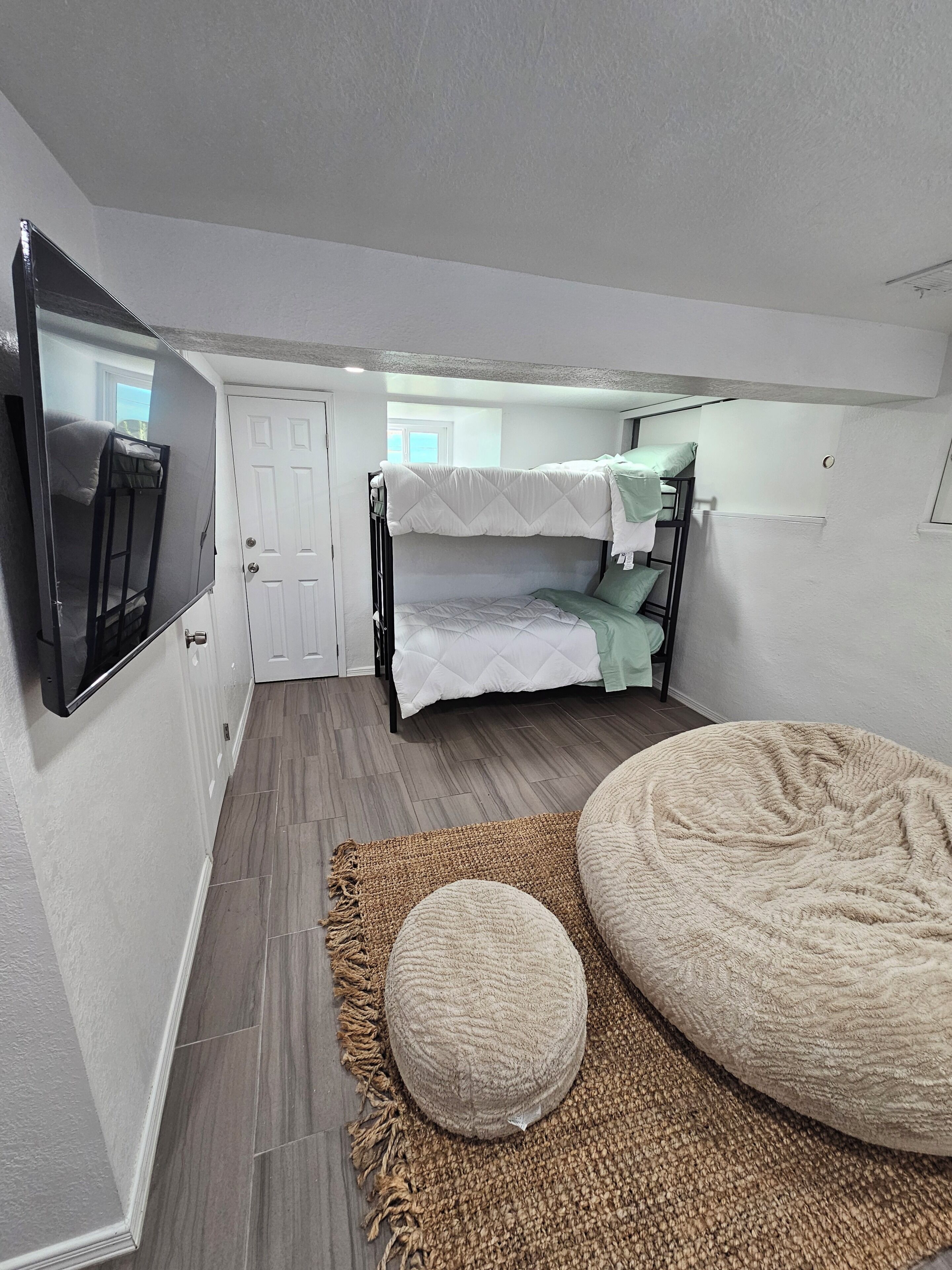 Desk, iron/ironing board, WiFi, bed sheets
