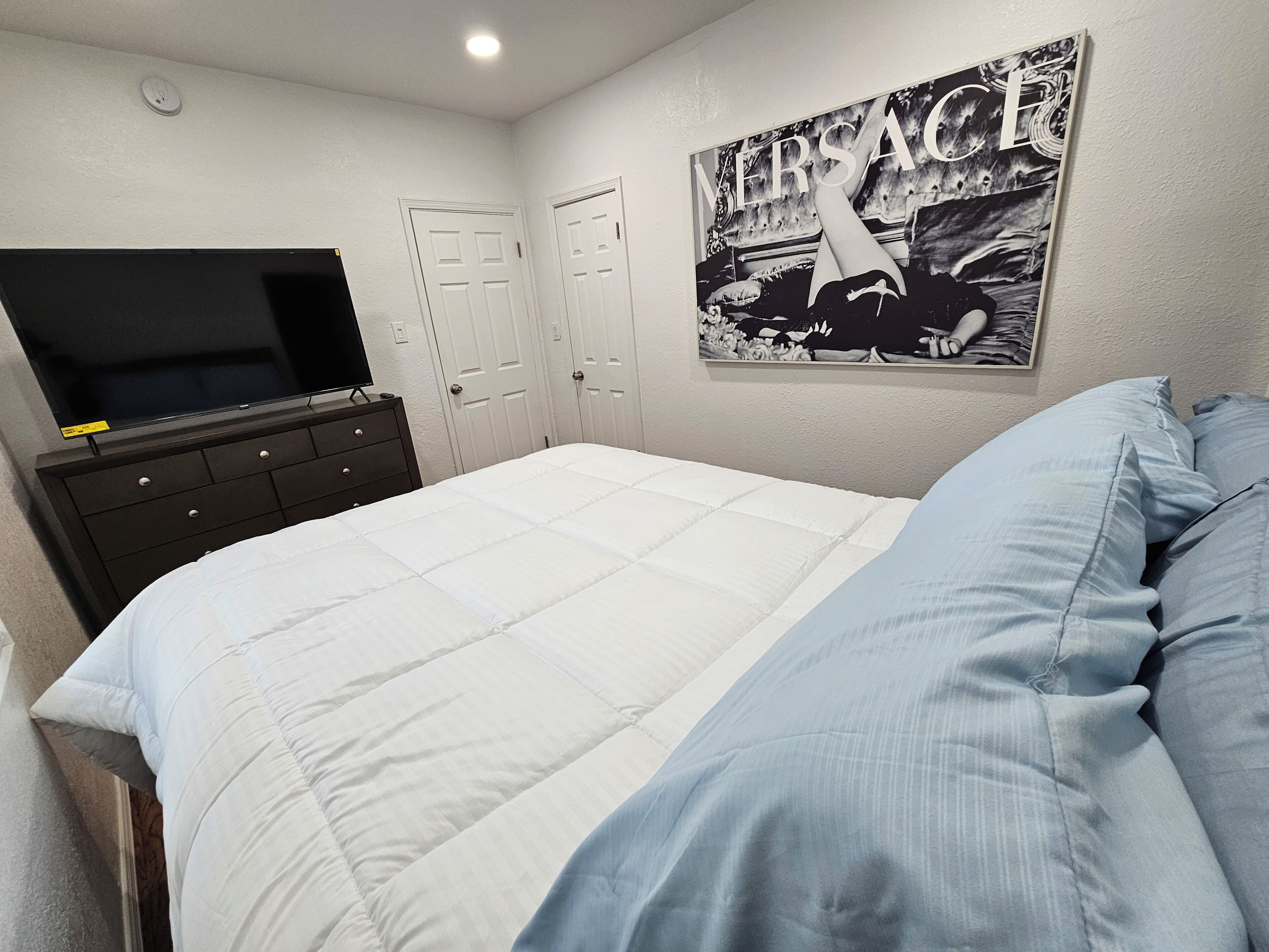 Desk, iron/ironing board, WiFi, bed sheets
