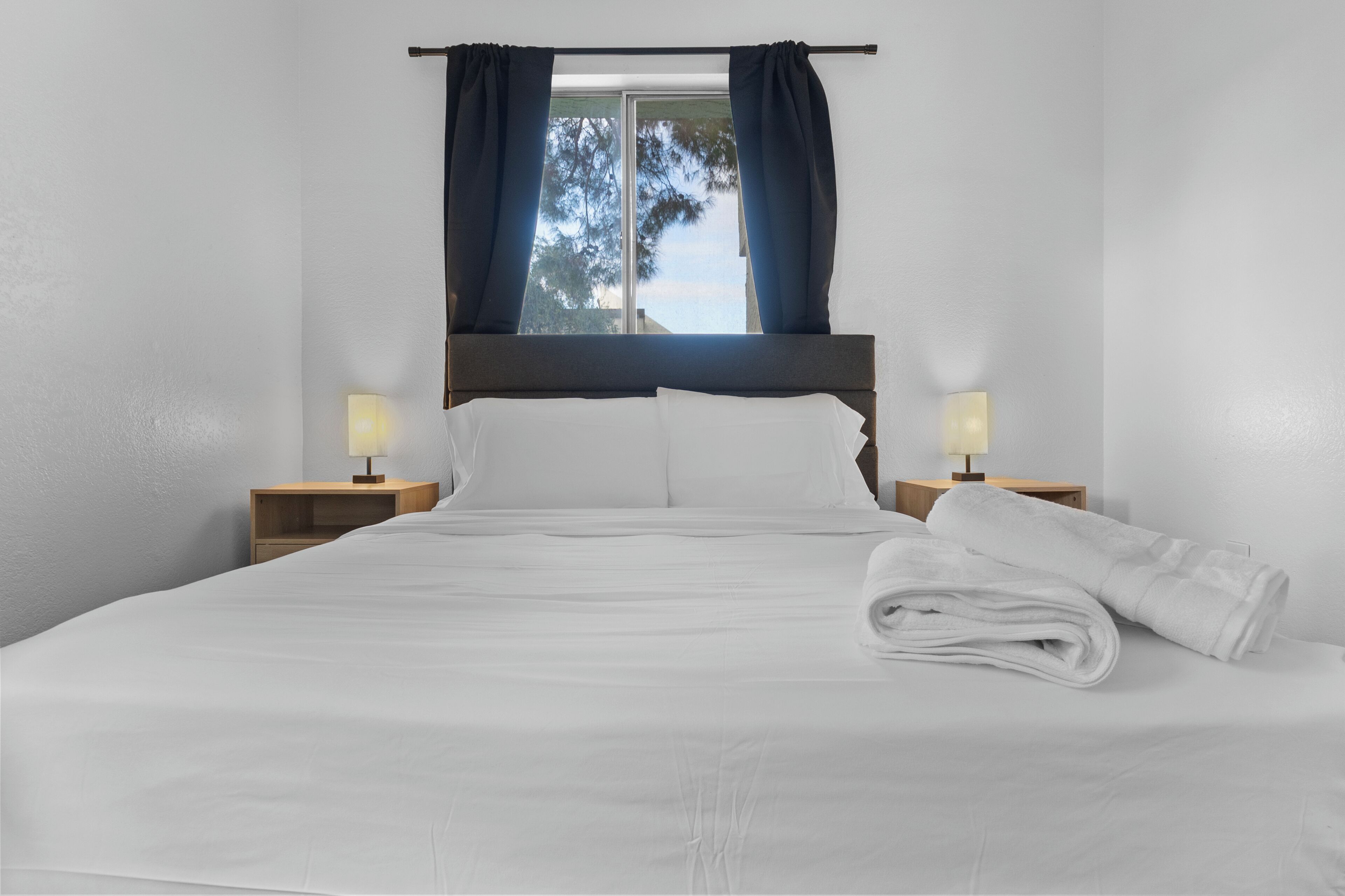 Tabla de planchar con plancha, wifi y ropa de cama 