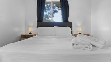 Tabla de planchar con plancha, wifi y ropa de cama