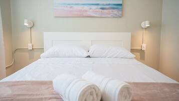 Tabla de planchar con plancha, wifi y ropa de cama