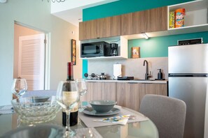 Frigorífico, microondas, placa de cocina y cafetera o tetera
