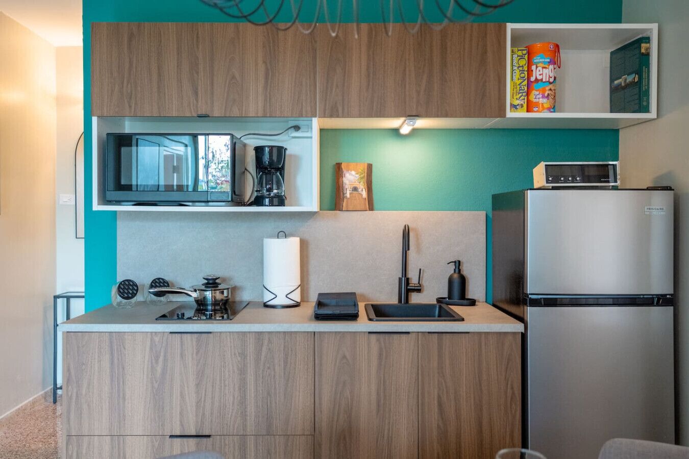 Réfrigérateur, micro-ondes, plaque de cuisson, cafetière/bouilloire
