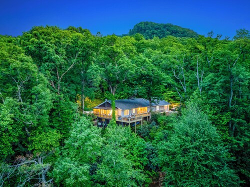 Hillside Haven - Family Getaway-Hot Tub-Game Room-Mountain Views