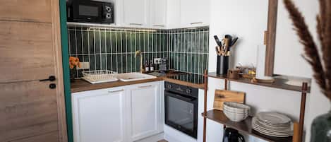 Wasserkocher mit Kaffee-/Teezubehör, Kühlschrank, Mikrowelle, Ofen