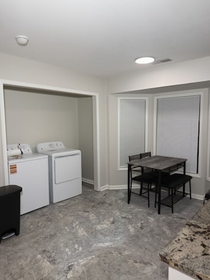 Interior - Furnished 6-bedroom home in Jonesboro. Perfect for any stay. Utilities included (Jonesboro)