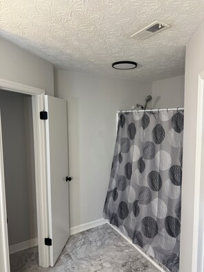 Hair dryer, towels, soap, toilet paper - Furnished 6-bedroom home in Jonesboro. Perfect for any stay. Utilities included (Jonesboro)