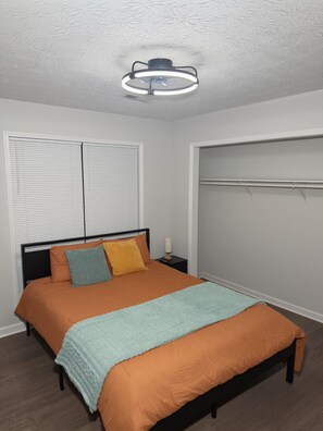Iron/ironing board, WiFi, bed sheets - Furnished 6-bedroom home in Jonesboro. Perfect for any stay. Utilities included (Jonesboro)