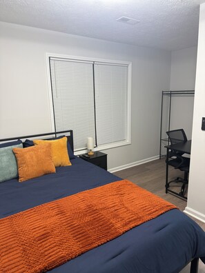 Tabla de planchar con plancha, wifi y ropa de cama 